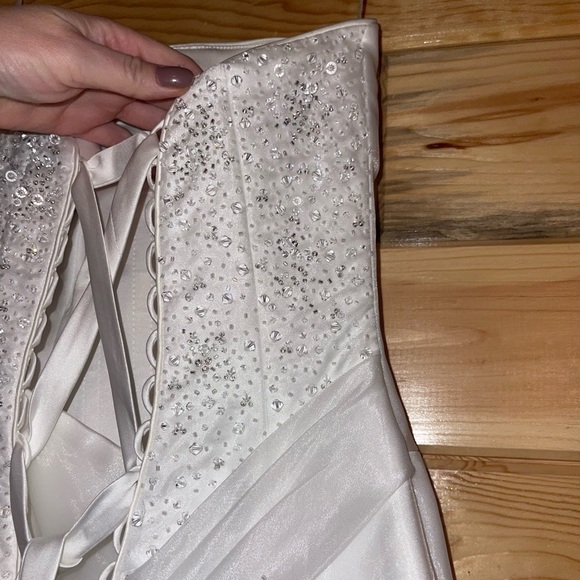 Stunning Maggie Sottero wedding dress. Worn once.Excellent condition. - Picture 6 of 8